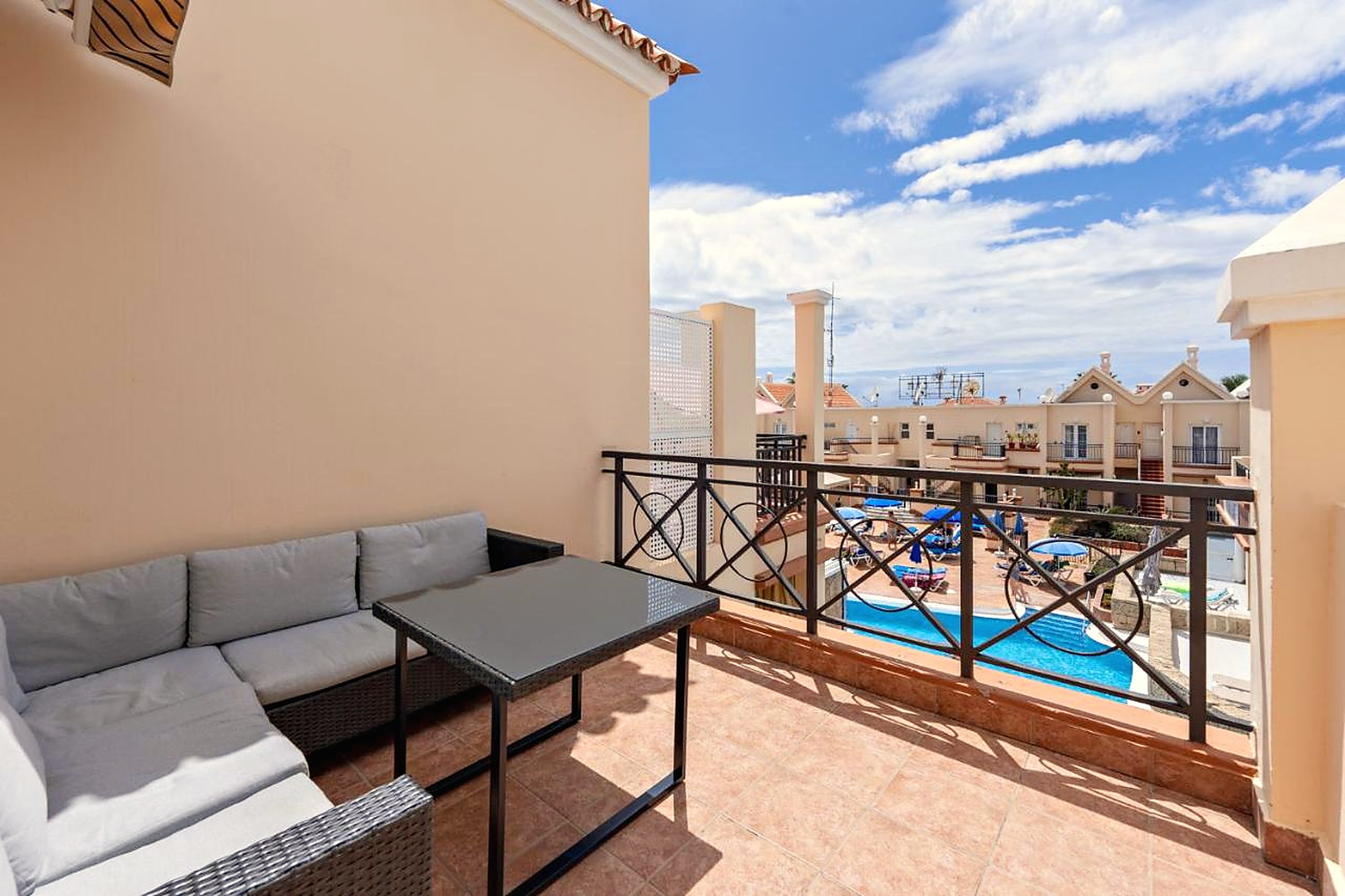 Balkon s posezením a výhledem na bazén